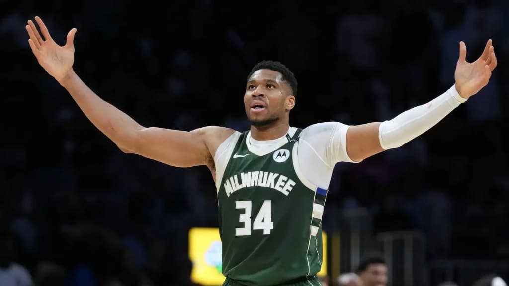 NBA Hand Sizes-Giannis Antetokounmpo