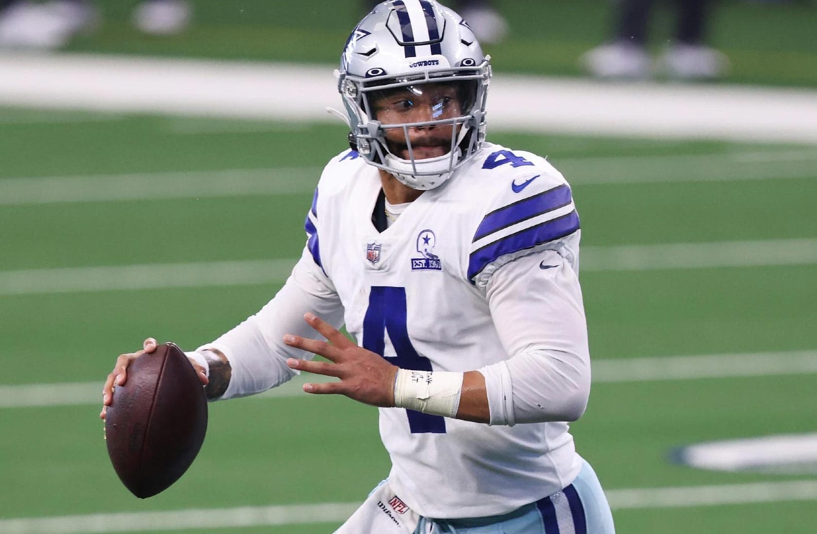 Quarterbacks With The Biggest Hands In NFL History